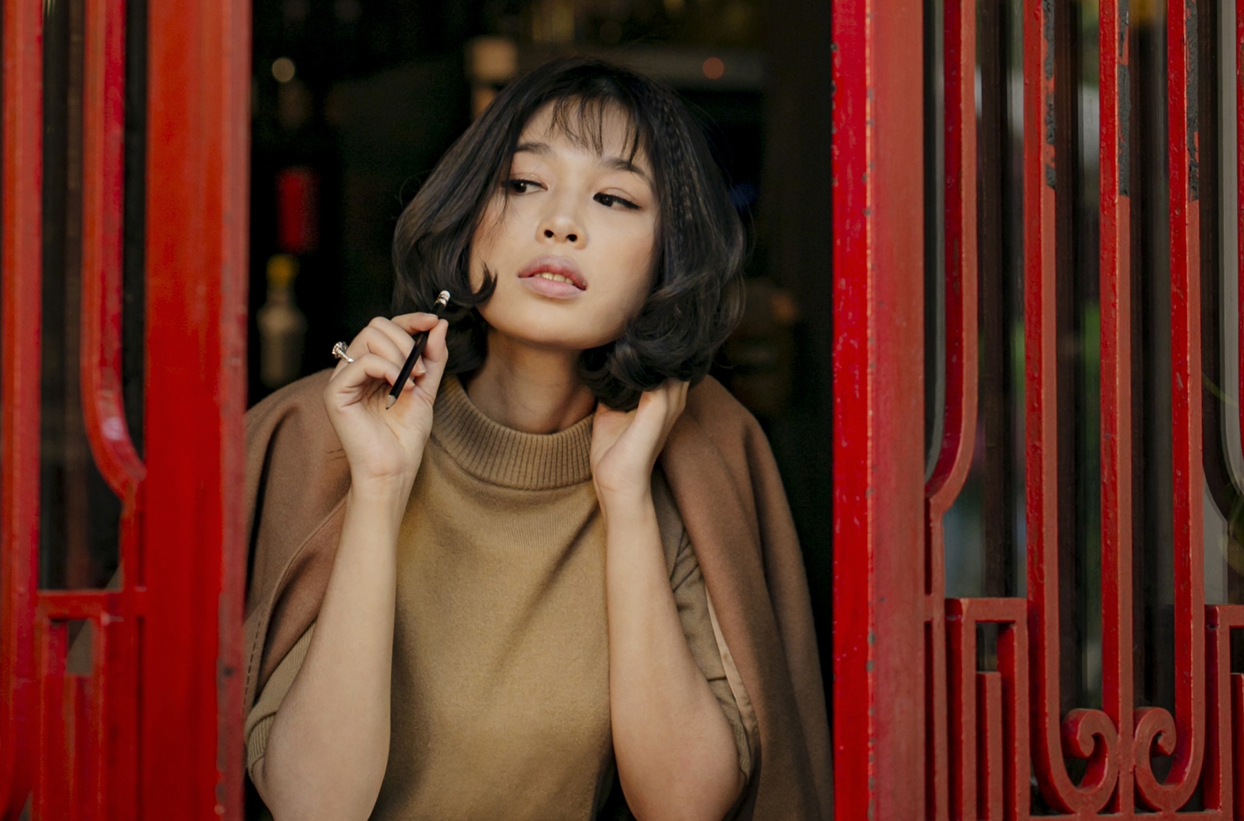 Nha van xinh dep Linh Le gay to mo khi ra teaser sach ve nghe ky nu hinh anh