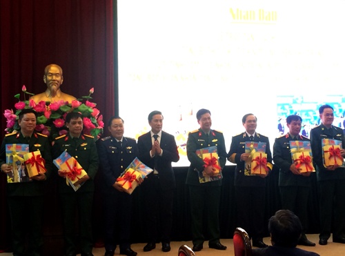 Trao tang sach quy toi cac don vi, chien si noi bien gioi, hai dao hinh anh