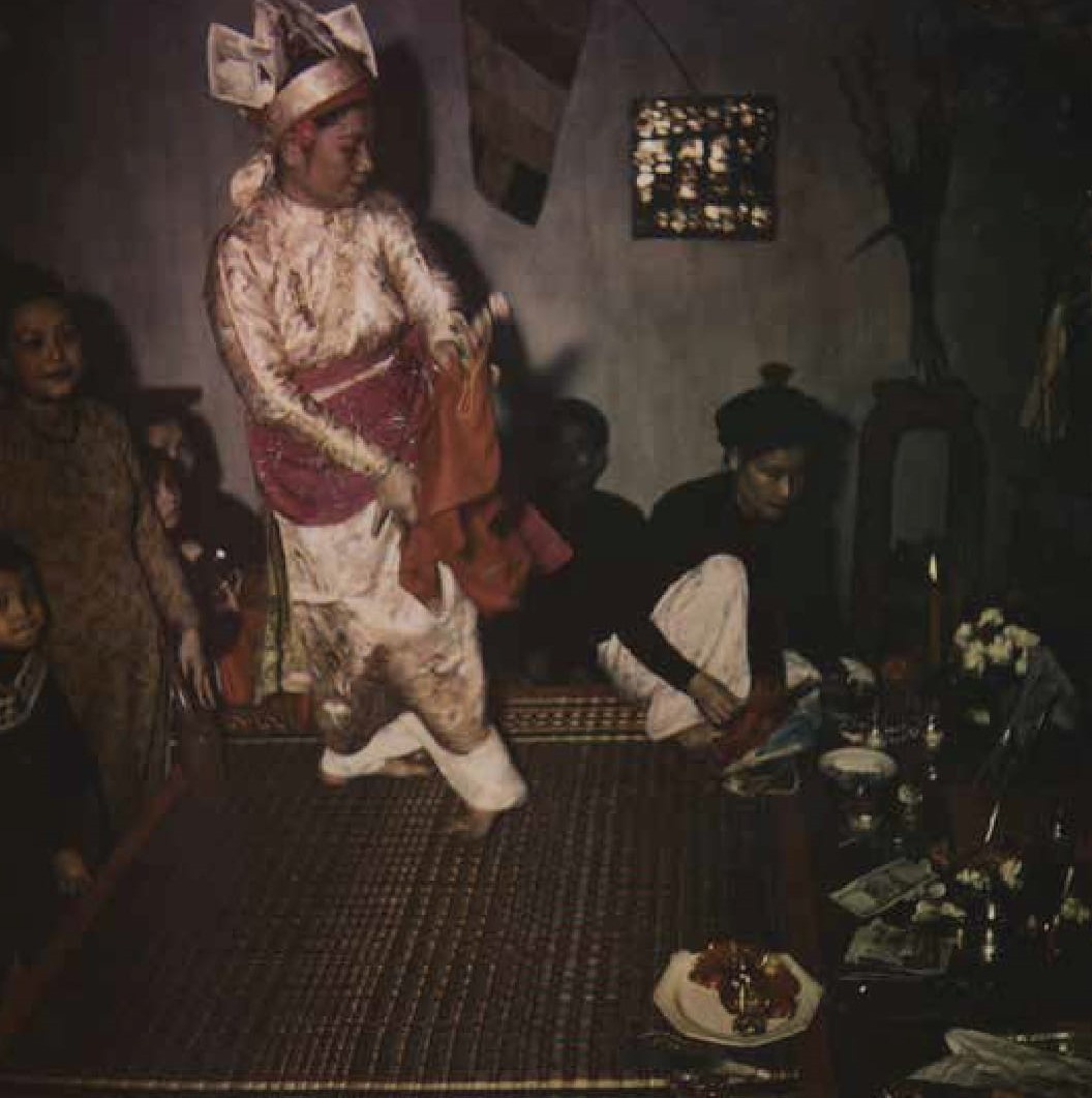 Anh hau dong the ky truoc anh 7