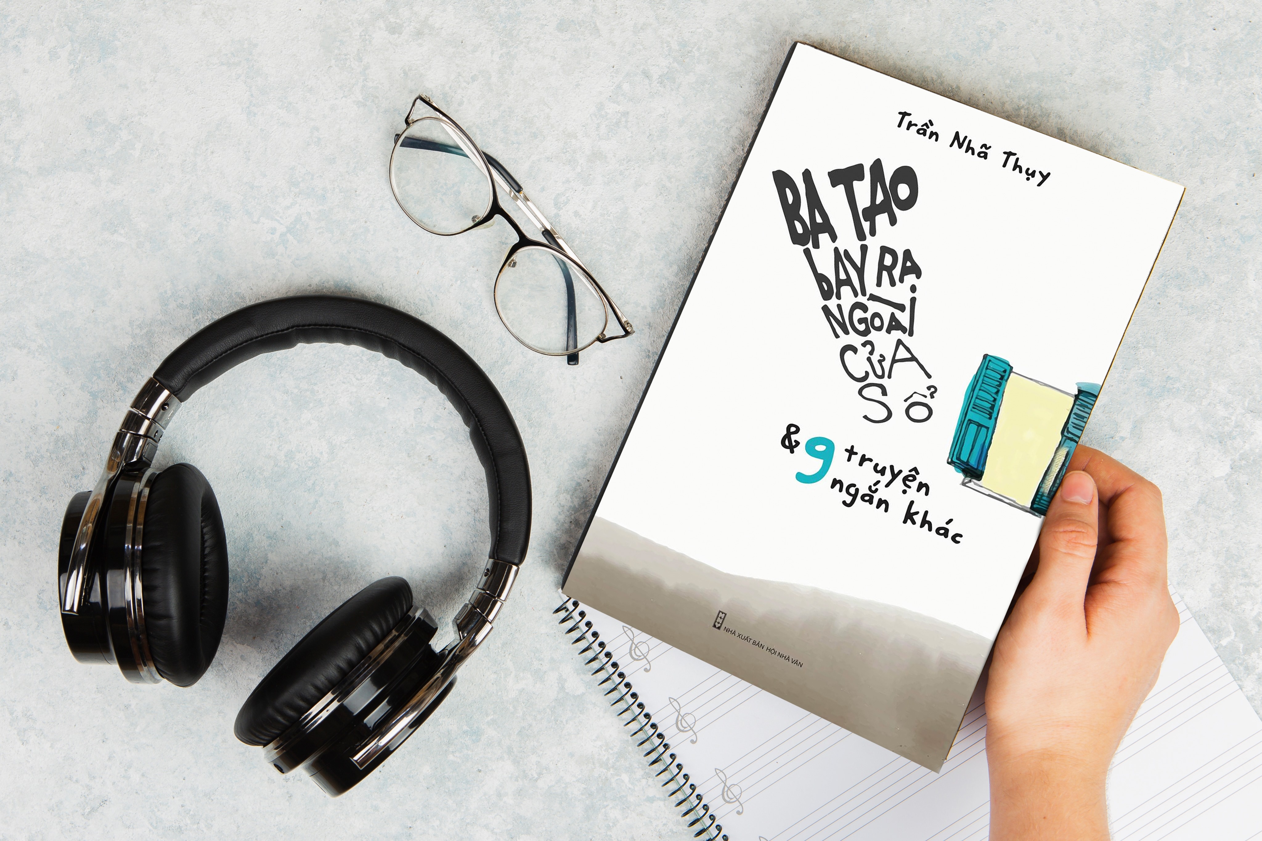 Review Ba tao bay ra ngoai cua so anh 1