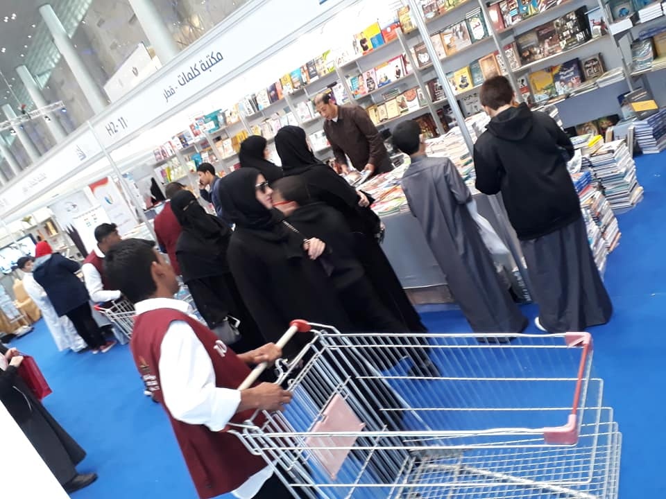 Hoi sach o Qatar: Day xe di mua sach nhu vao sieu thi mua hang hinh anh