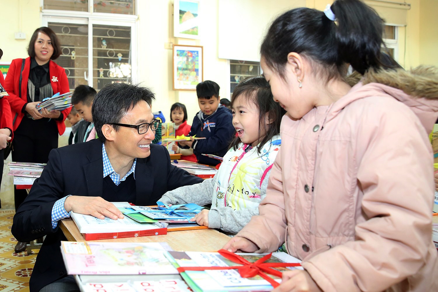 Pho thu tuong Vu Duc Dam mung tuoi sach cho hoc sinh hinh anh