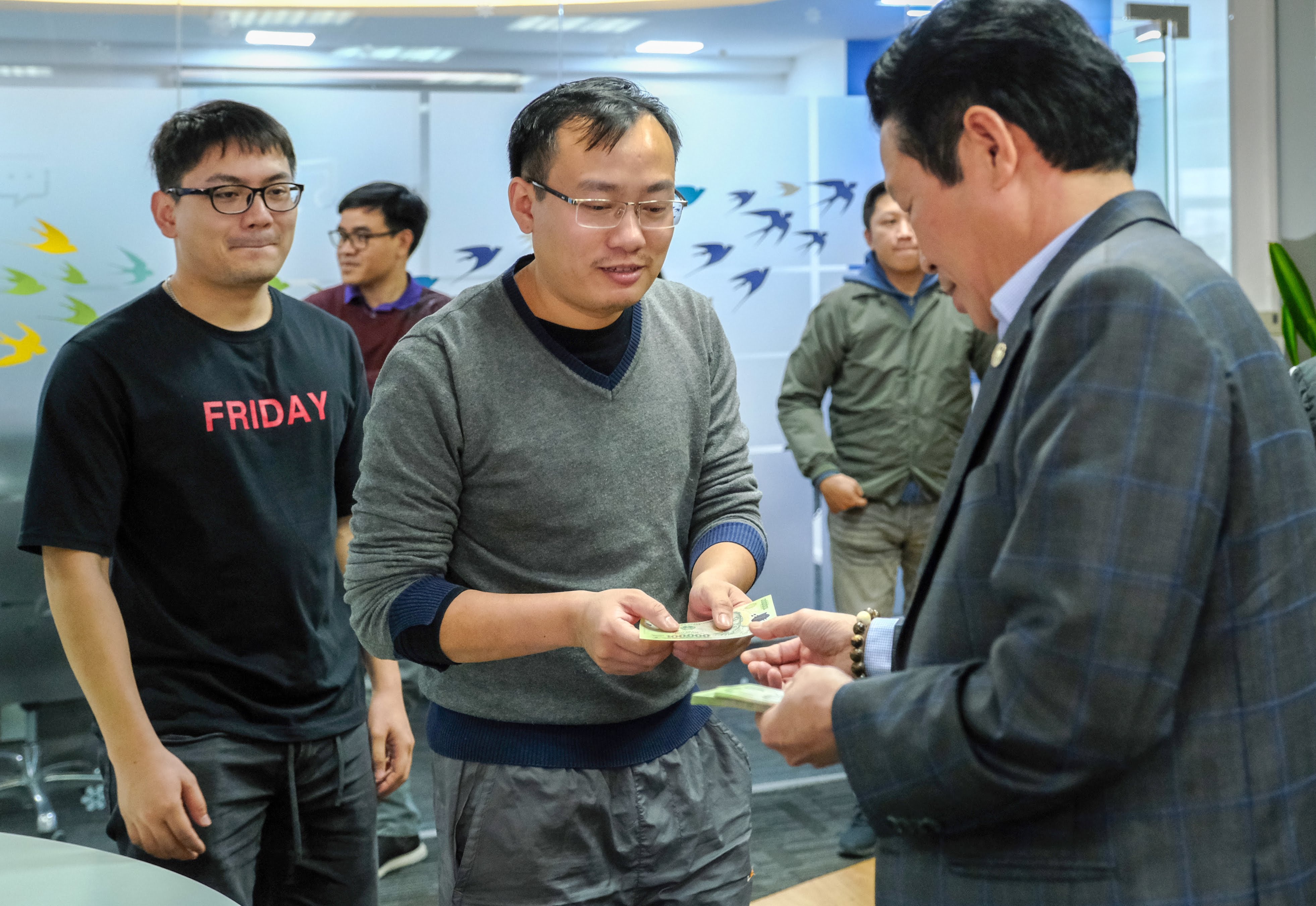 Ong Hoang Vinh Bao chuc Tet bao Zing anh 2