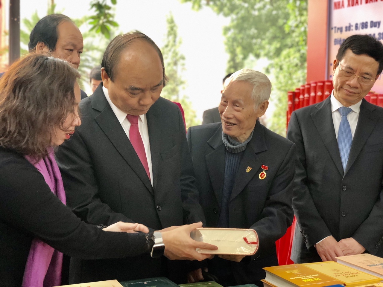 Thu tuong tham trien lam sach ky niem 90 nam thanh lap Dang hinh anh