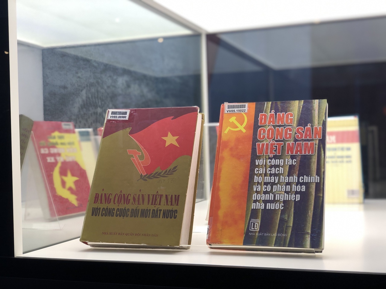 Sach ve Dang Cong san Viet Nam anh 1