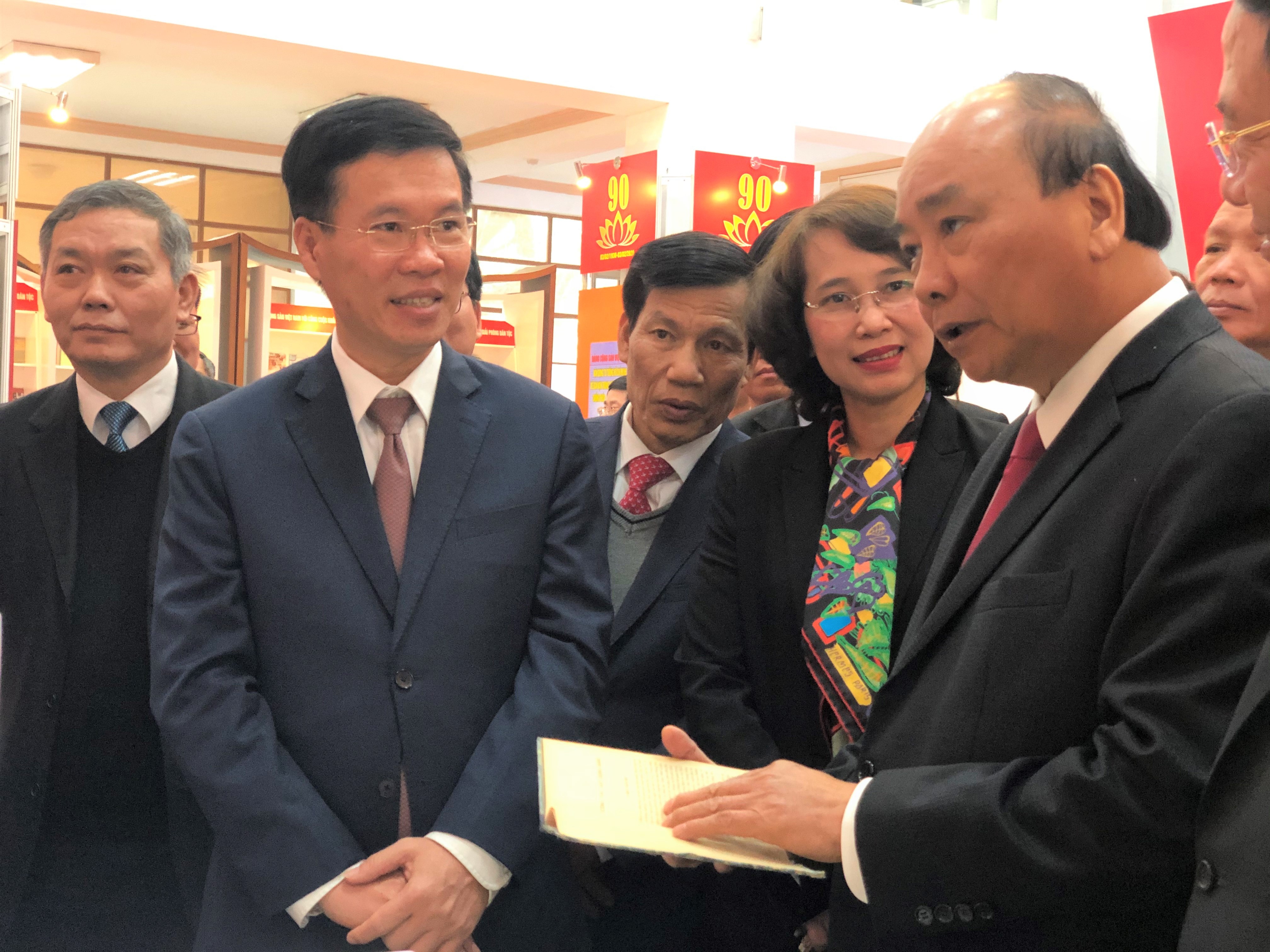 Thu tuong tham trien lam sach anh 1