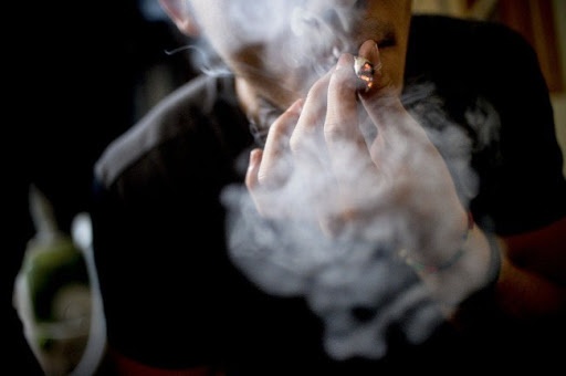 'Toi nhin ban tre hut can ma khong phan xet' hinh anh