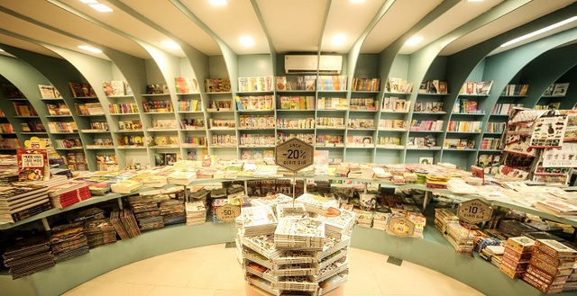 Cua hieu vang khach, sach ban online bat ngo tang mua Covid-19 hinh anh