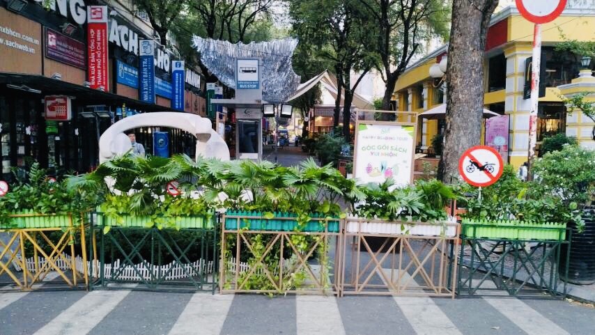 Tam dung hoat dong pho sach,  Duong sach anh 1