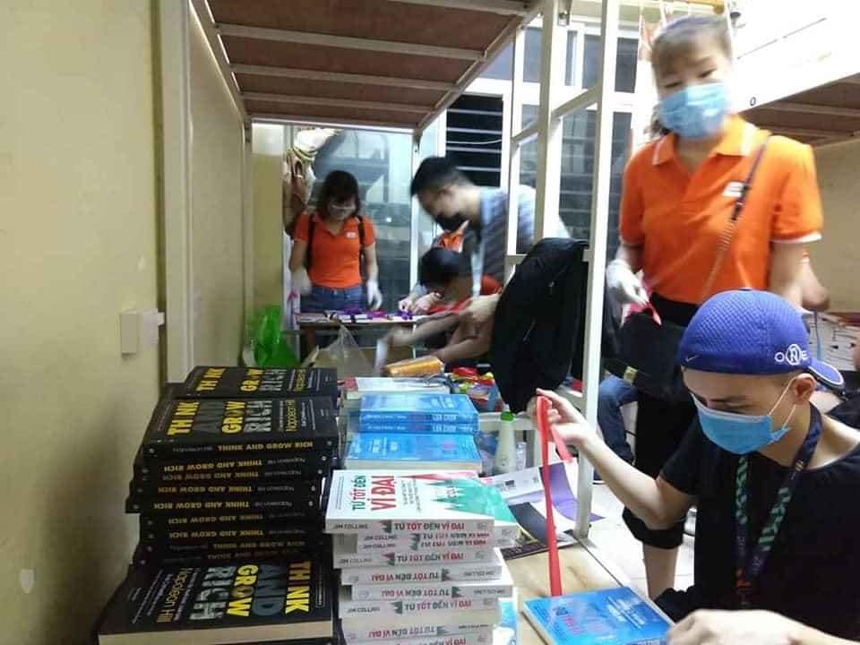 Nhung cuon sach tham gia chong dich hinh anh