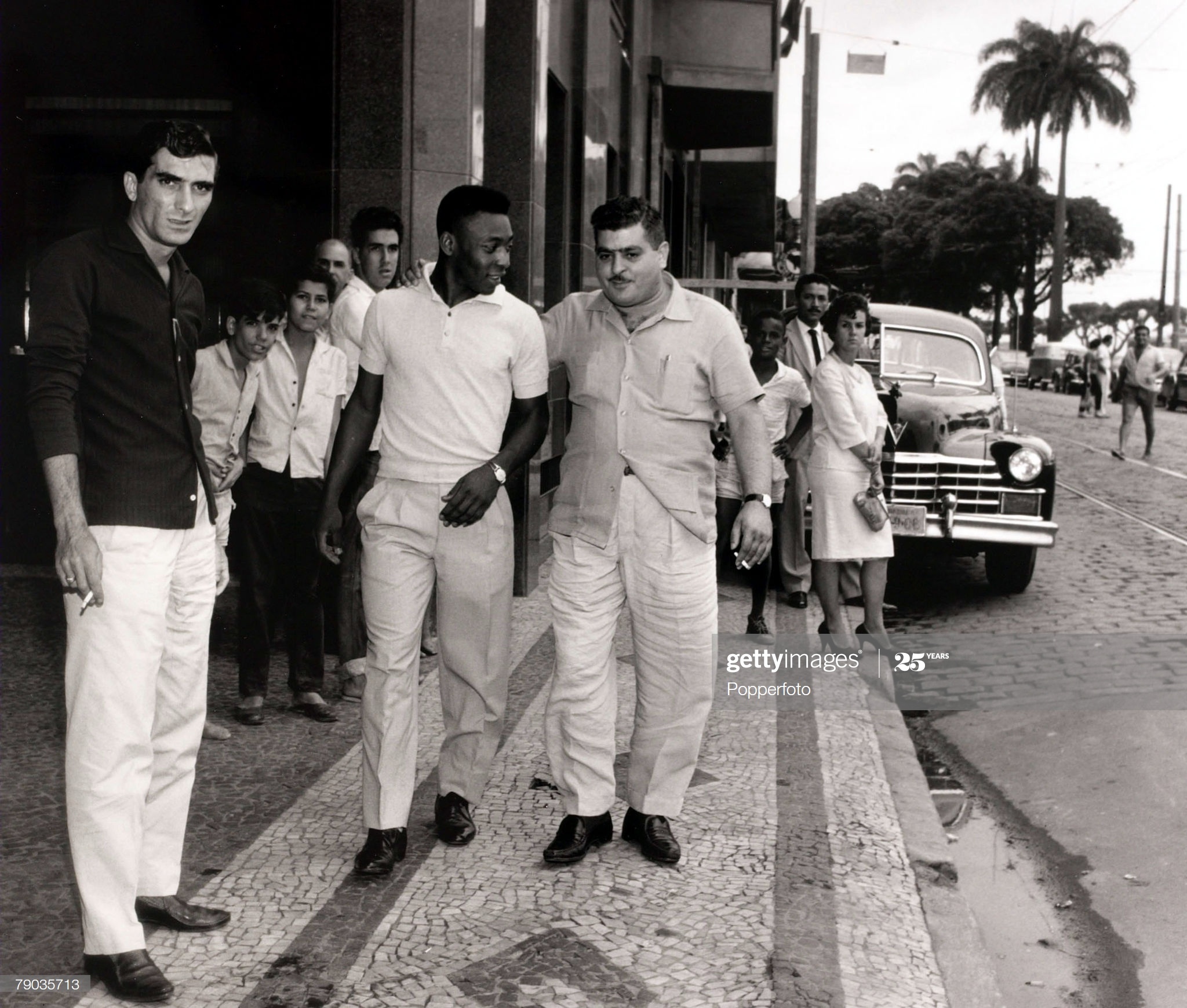 ﻿Pele dau tu thua lo anh 2