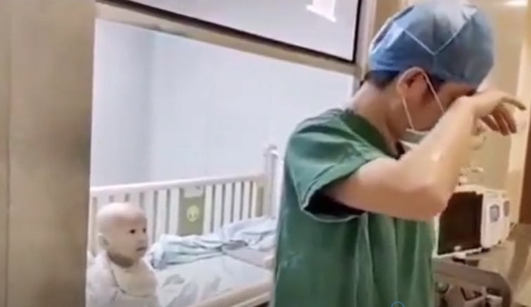 O mot minh, de o cung nhau hinh anh