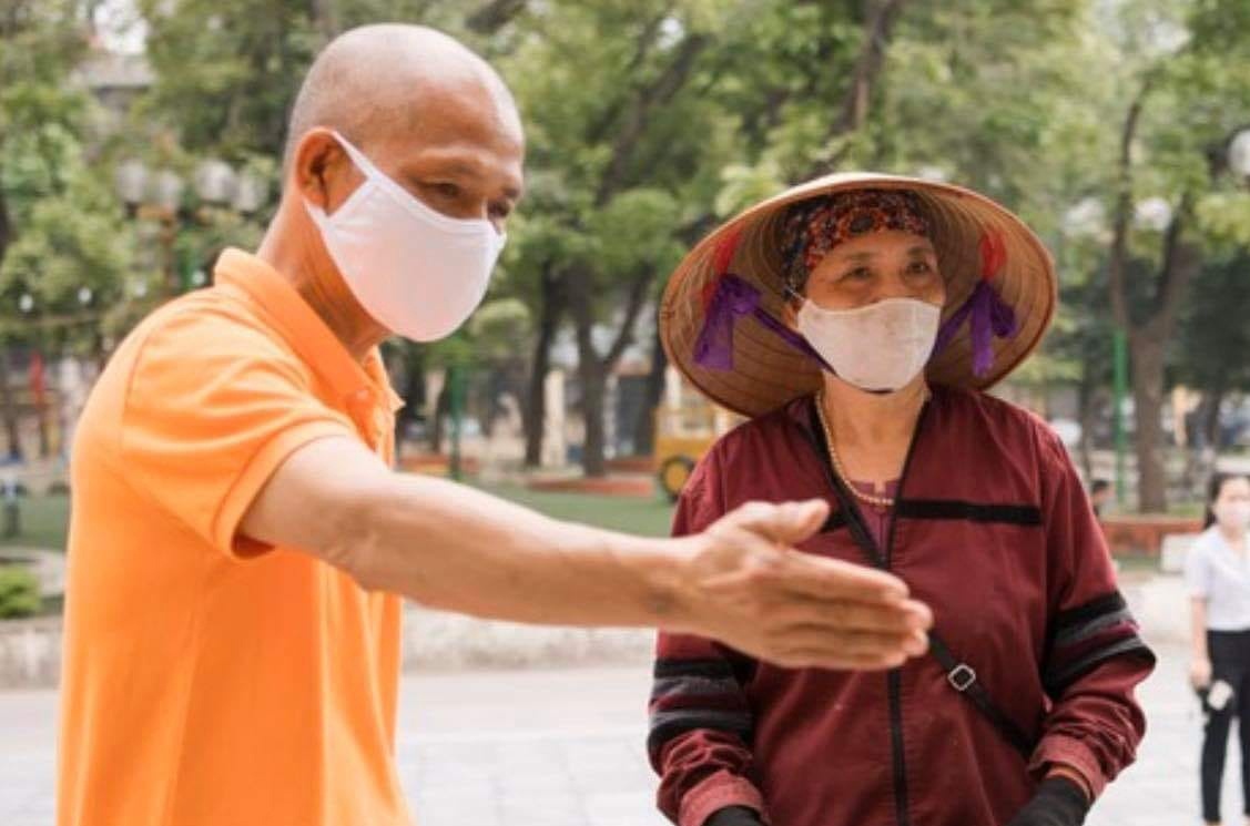 Nguoi lam ATM gao o Ha Noi: ‘Trong kho khan, nguoi Viet rat doan ket’ hinh anh