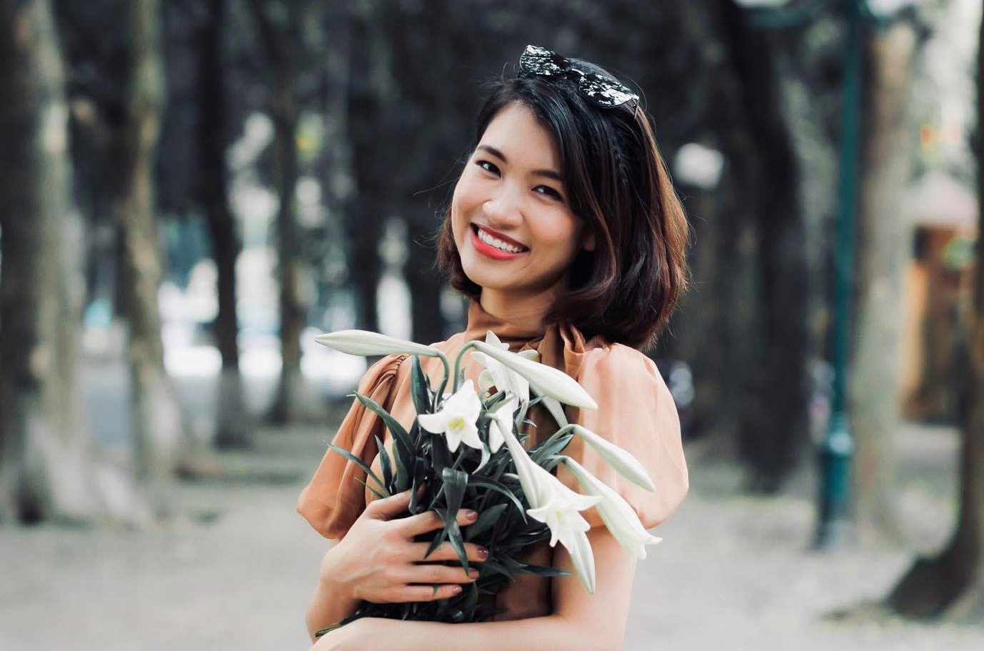 Hoa loa ken thom pho thang tu xanh hinh anh