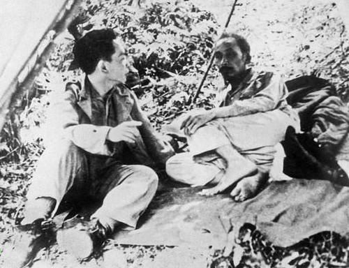 Phut giai lao cua Ho Chu tich va Dai tuong Vo Nguyen Giap hinh anh