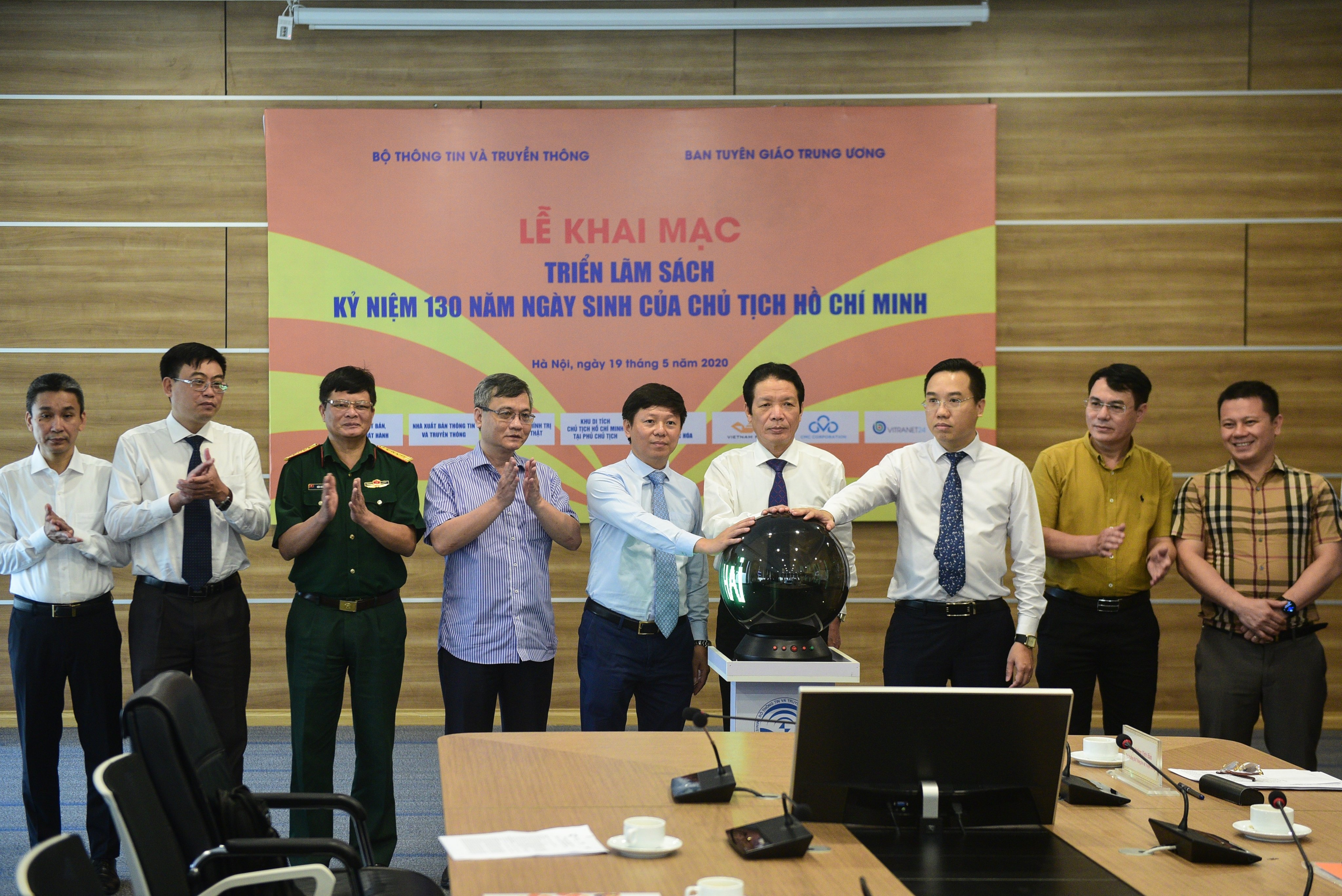 Khai mac trien lam sach ve bac anh 1