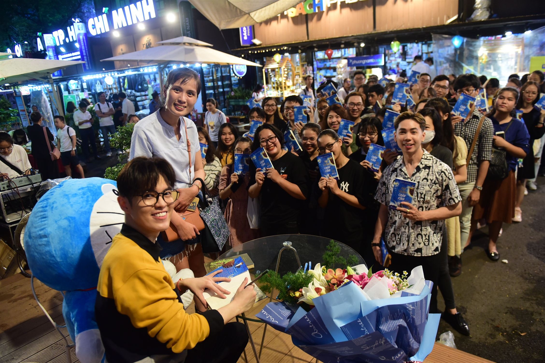 Tac gia 'Tha thinh chan kinh' goi ban doc la 'crush' hinh anh