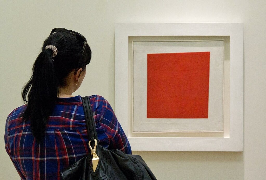 Dieu gi khien mang mau do tren nen trang thanh tac pham noi tieng? hinh anh