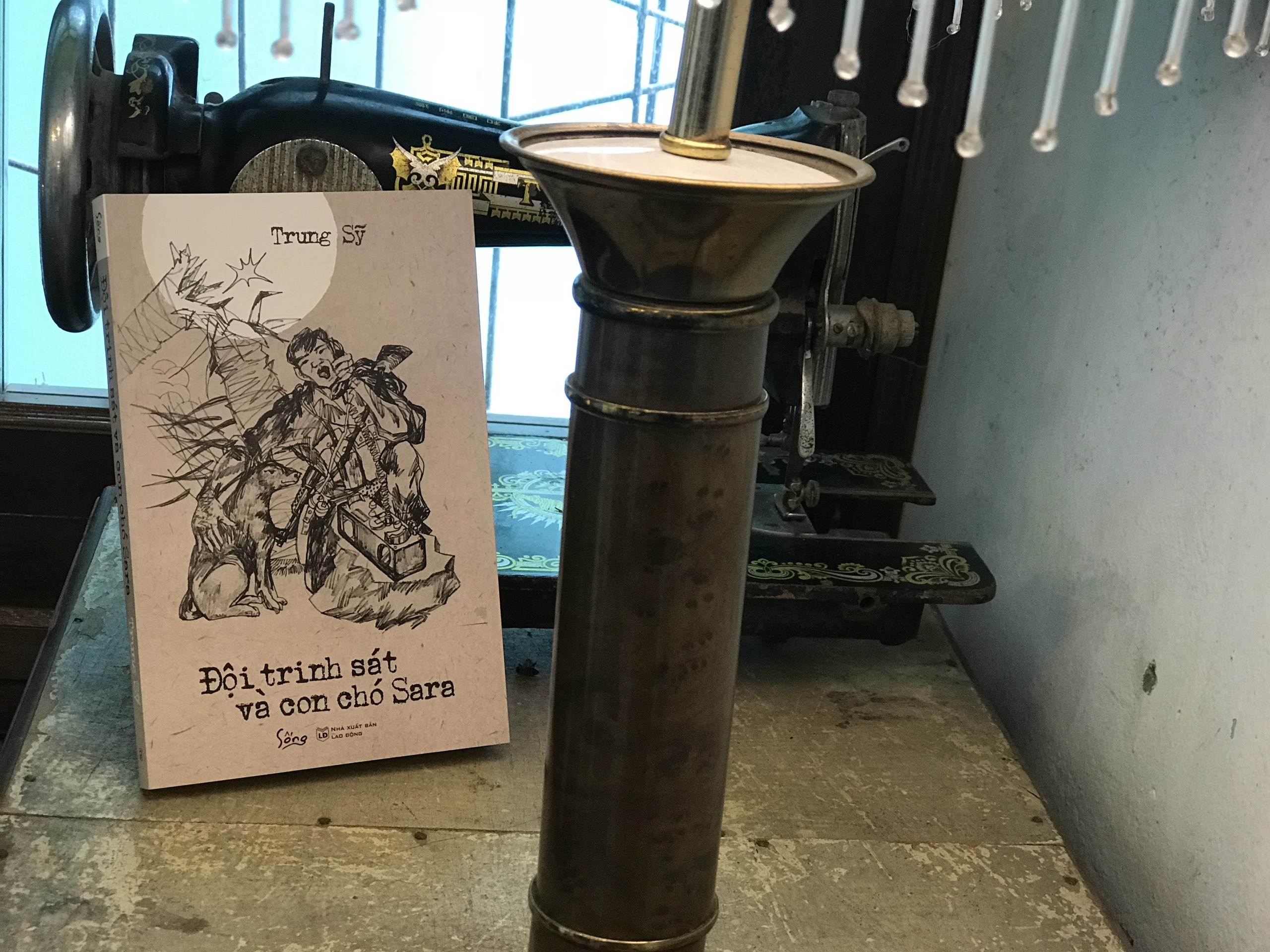 Doi trinh sat va con cho Sara anh 1