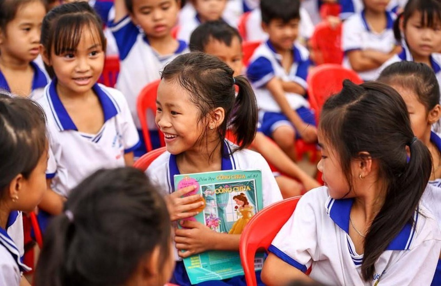 Nen dua tiet doc sach vao thoi khoa bieu cua hoc sinh nhu the nao? hinh anh