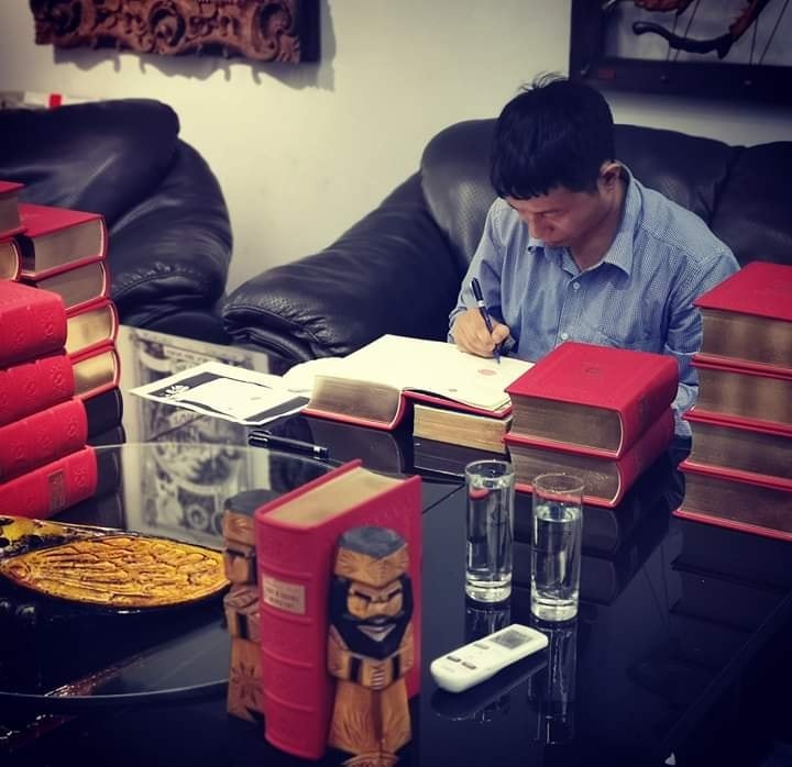 Dua nhau lam ban dac biet, dau la sach thuc su quy, hiem? hinh anh