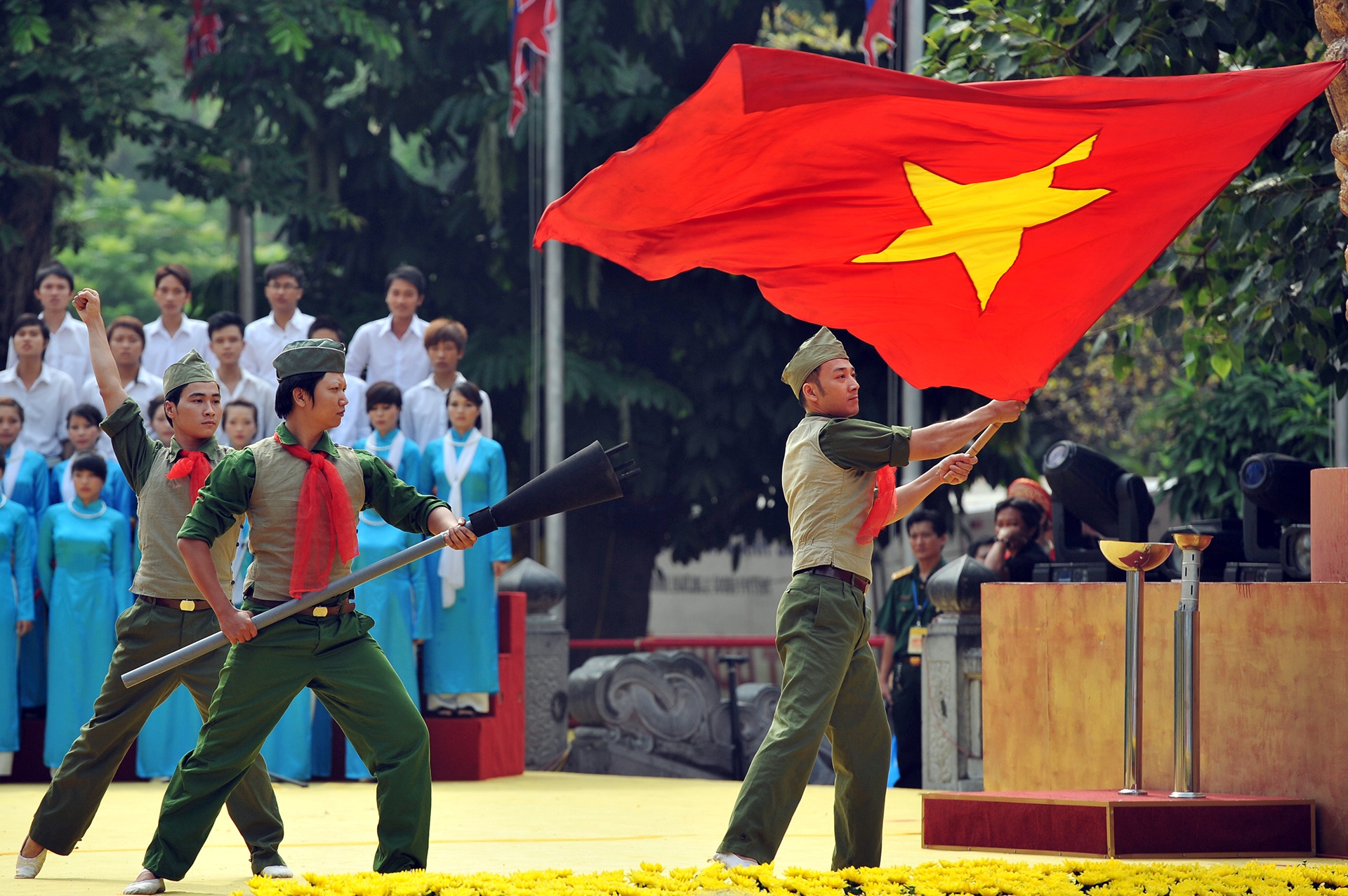 Van nghe si dong hanh cung dan toc anh 2