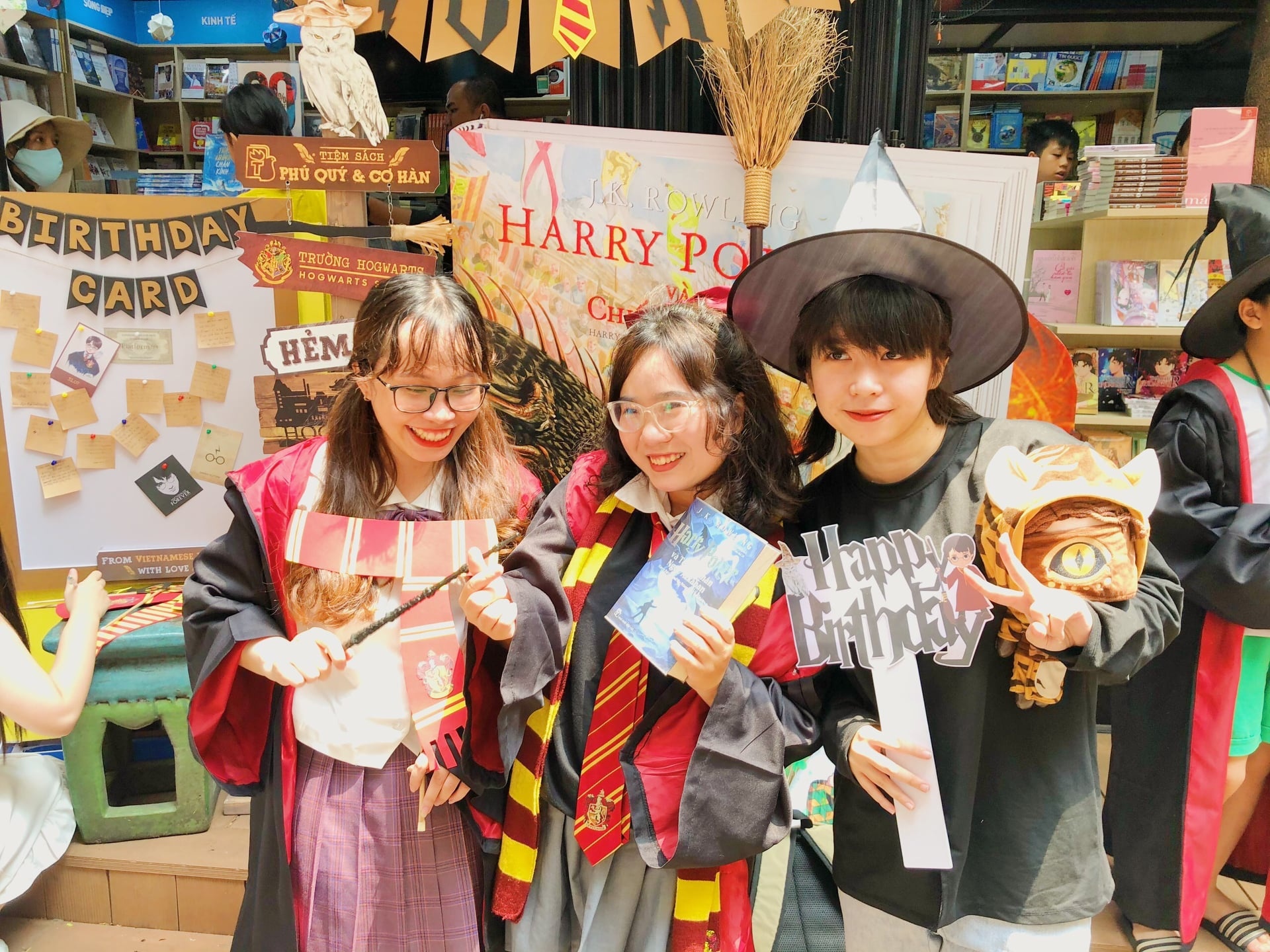 Dung ngay hoi Harry Potter vi Covid-19 quay lai hinh anh