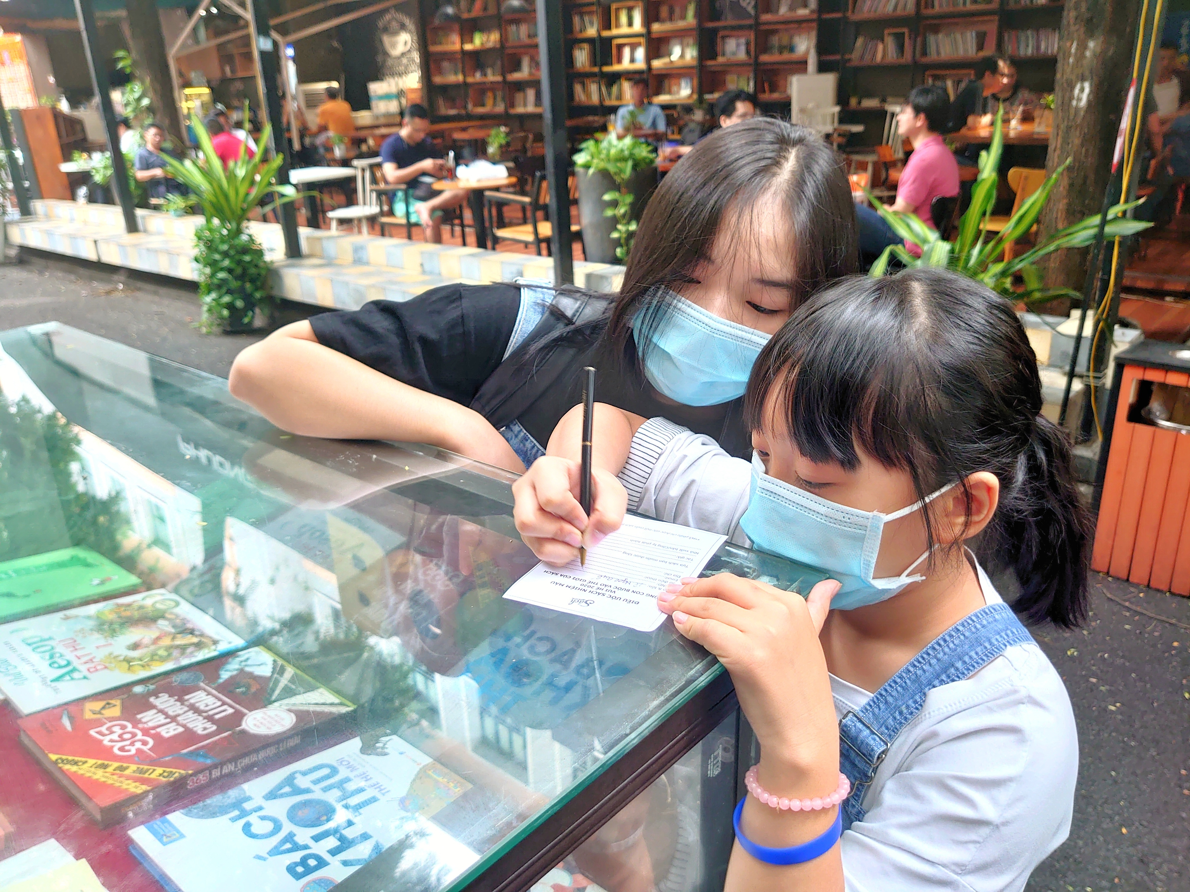 Doanh thu duong sach giam vi Covid-19 anh 3