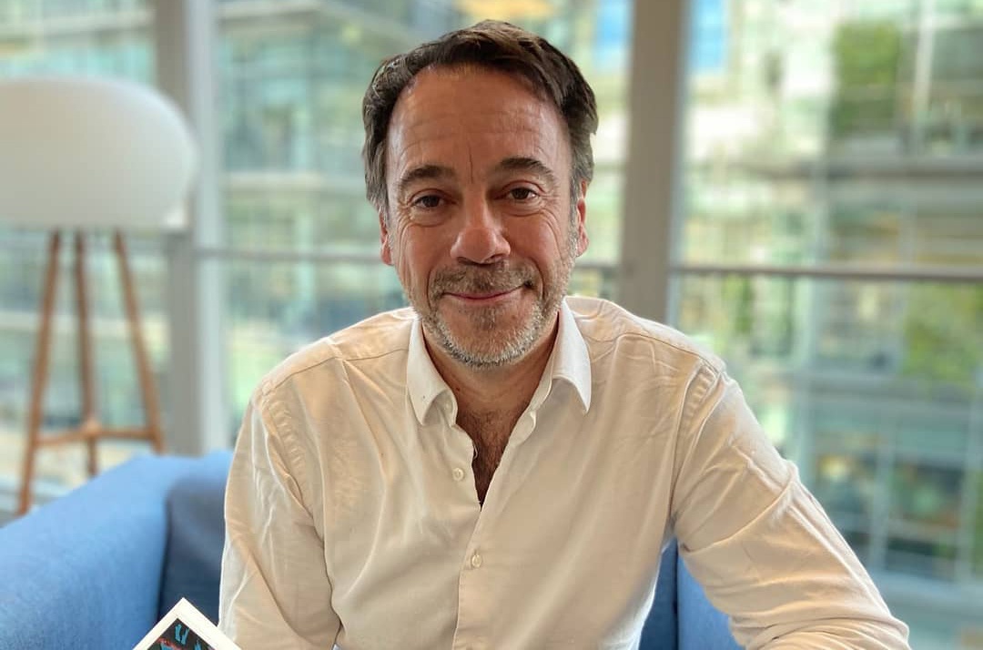 'Vet khac han tren cat' - tieu thuyet trinh tham cua Michel Bussi hinh anh