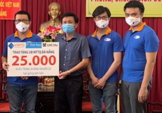 Tang sach, khau trang cho bac si va nguoi dan Da Nang hinh anh