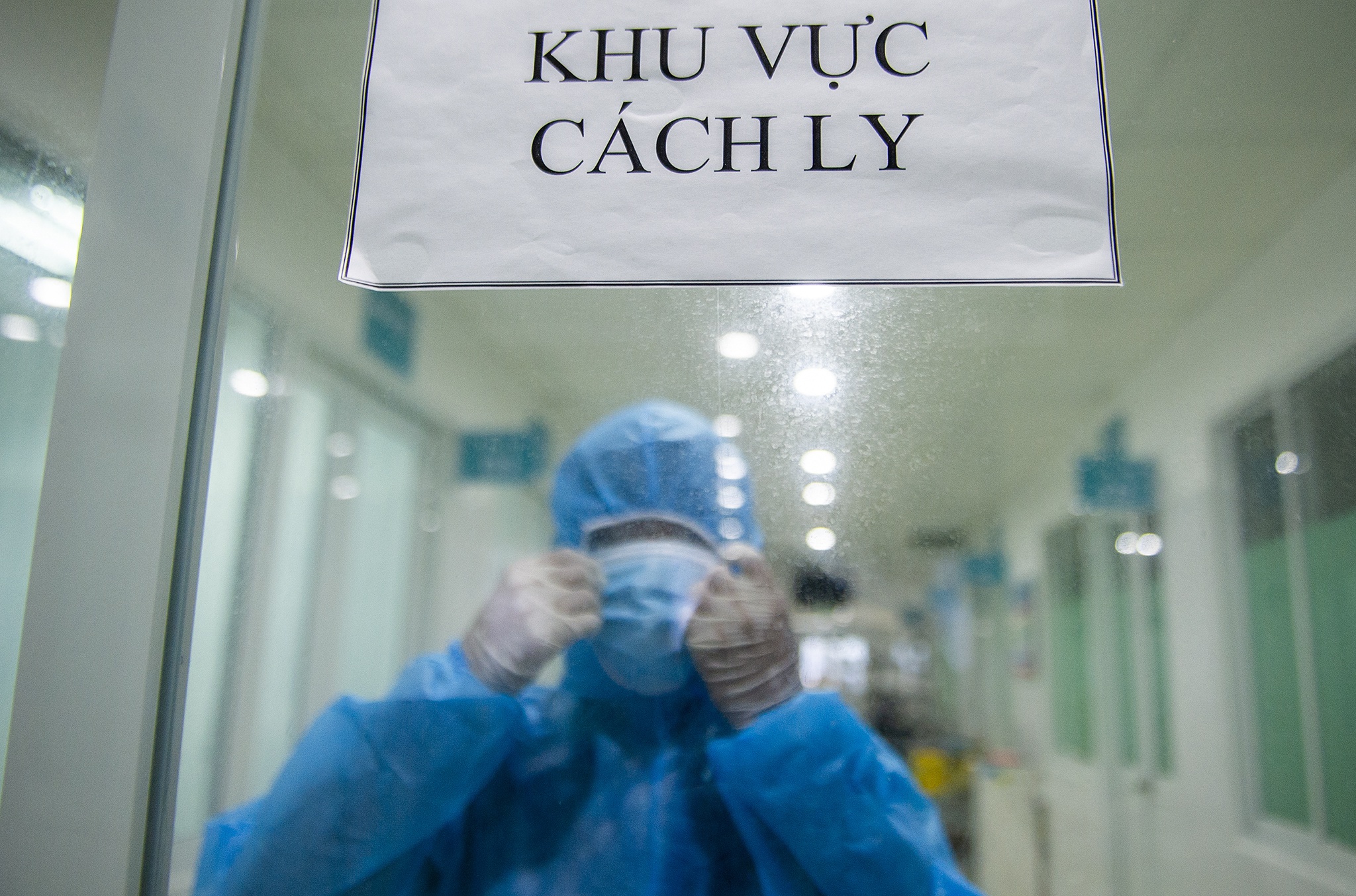 Bai tho ve noi long nu bac si giua tam dich duoc pho nhac hinh anh