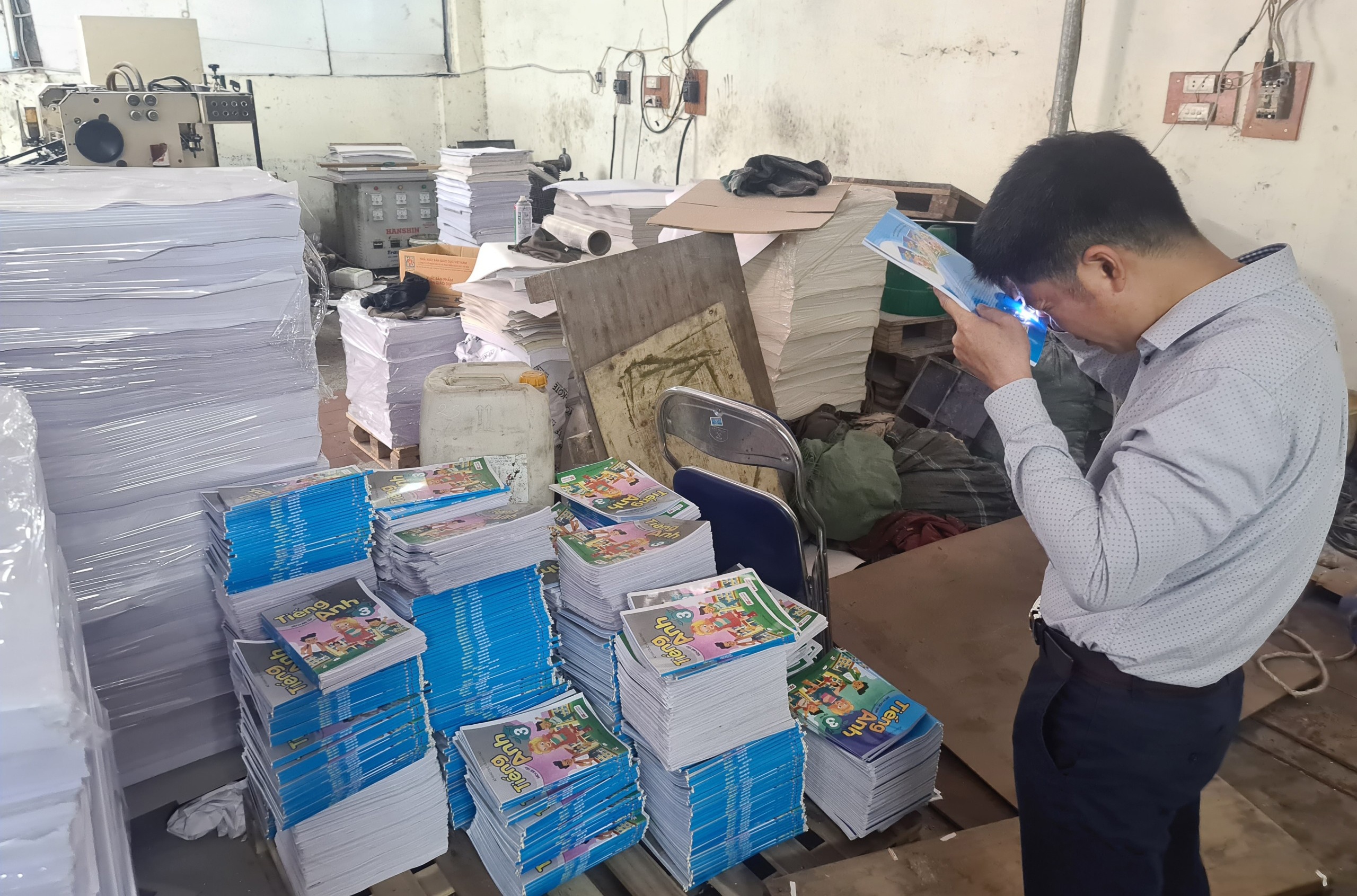 Bat giu hon 5.000 ban sach lau o Ha Noi hinh anh