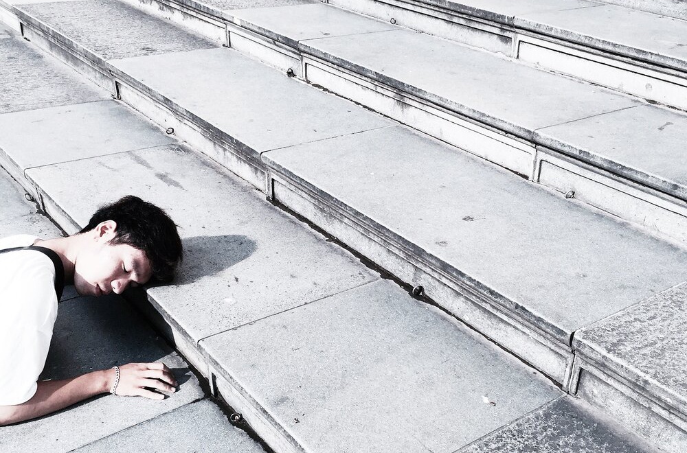 Anh nam xuong pho nghe chuyen dong hinh anh