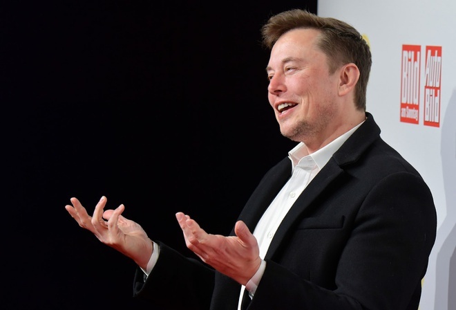 Phan ung cua Elon Musk khi cac doi thu bat tay nhau hinh anh