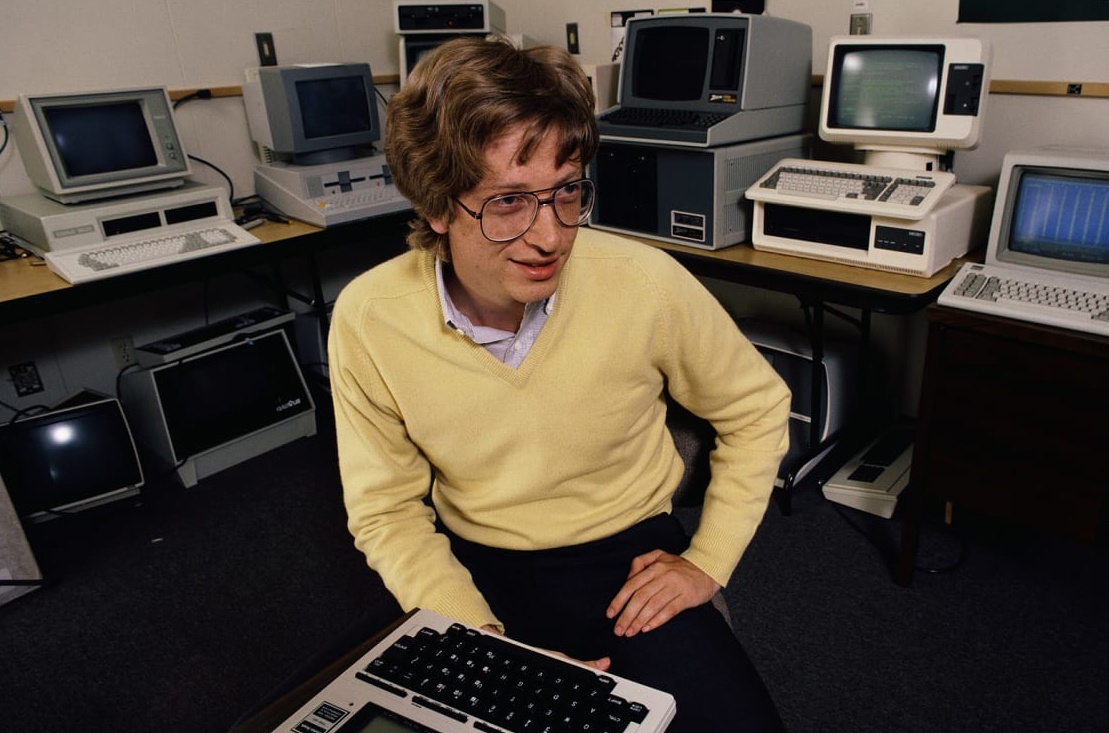 Bill Gates trong mat ban cung phong ky tuc xa hinh anh