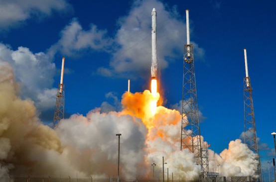 Phong ten lua Falcon9 anh 1