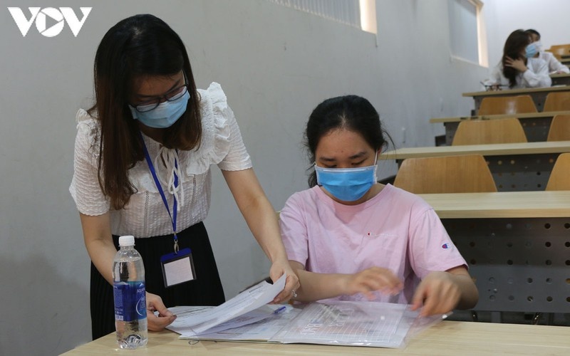 Thi sinh bo thi anh 1