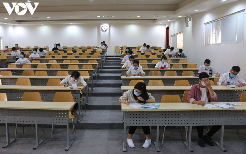 Thi sinh bo thi anh 2