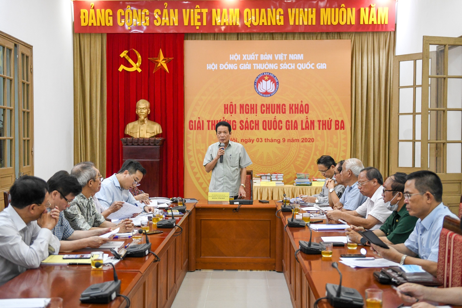 Cham giai Sach Quoc gia anh 1