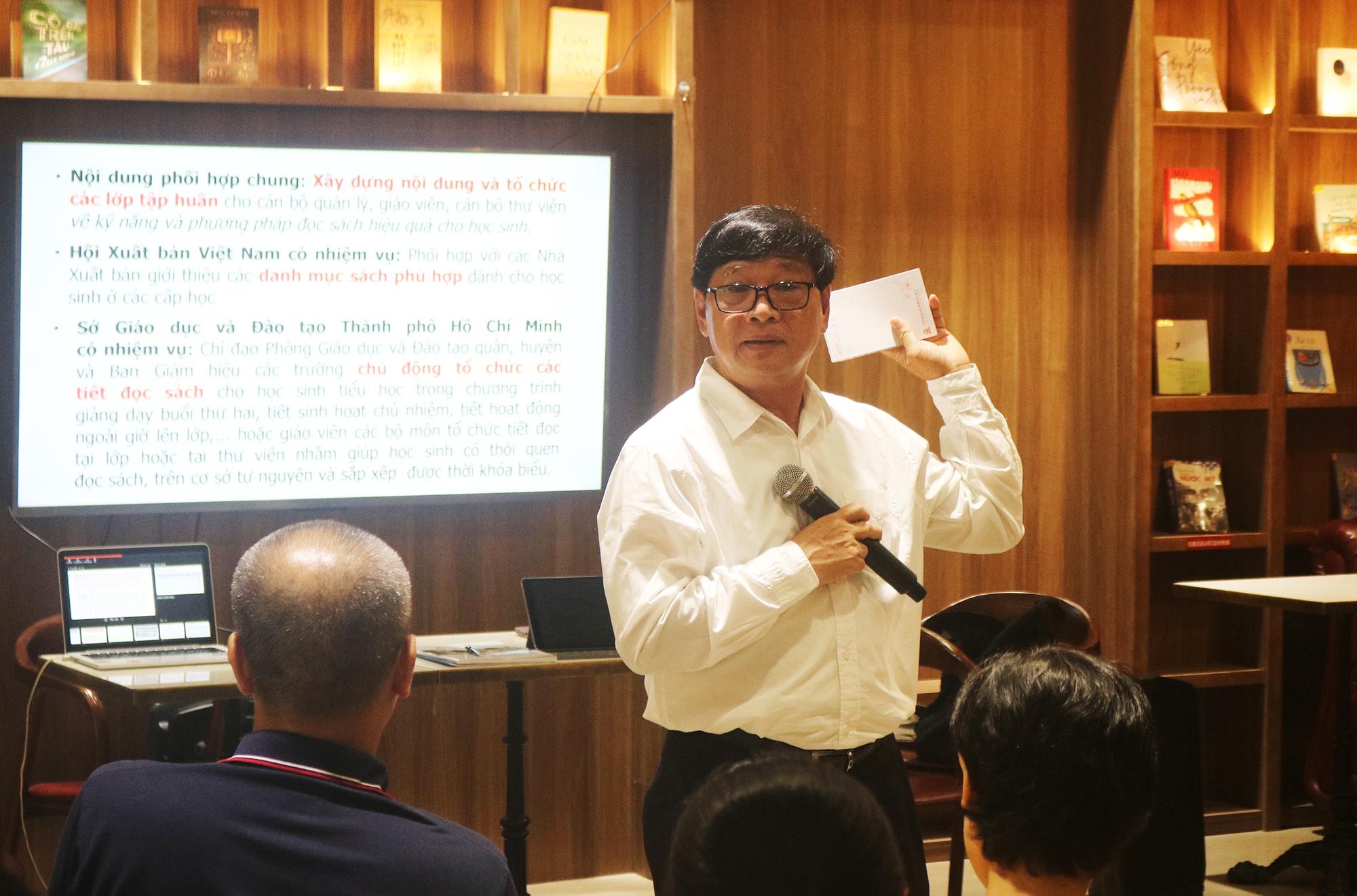 Bien tap vien tham gia thi truong anh 3