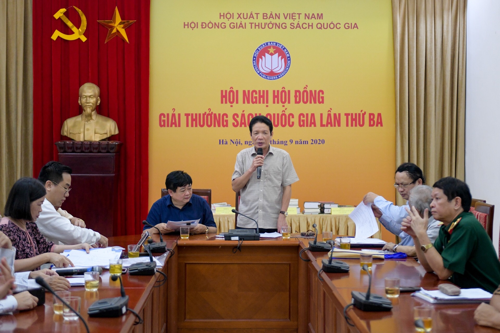 Hoi dong Giai thuong Sach Quoc gia anh 2