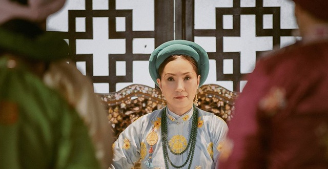 Luong bong cua phi tan nha Nguyen hinh anh