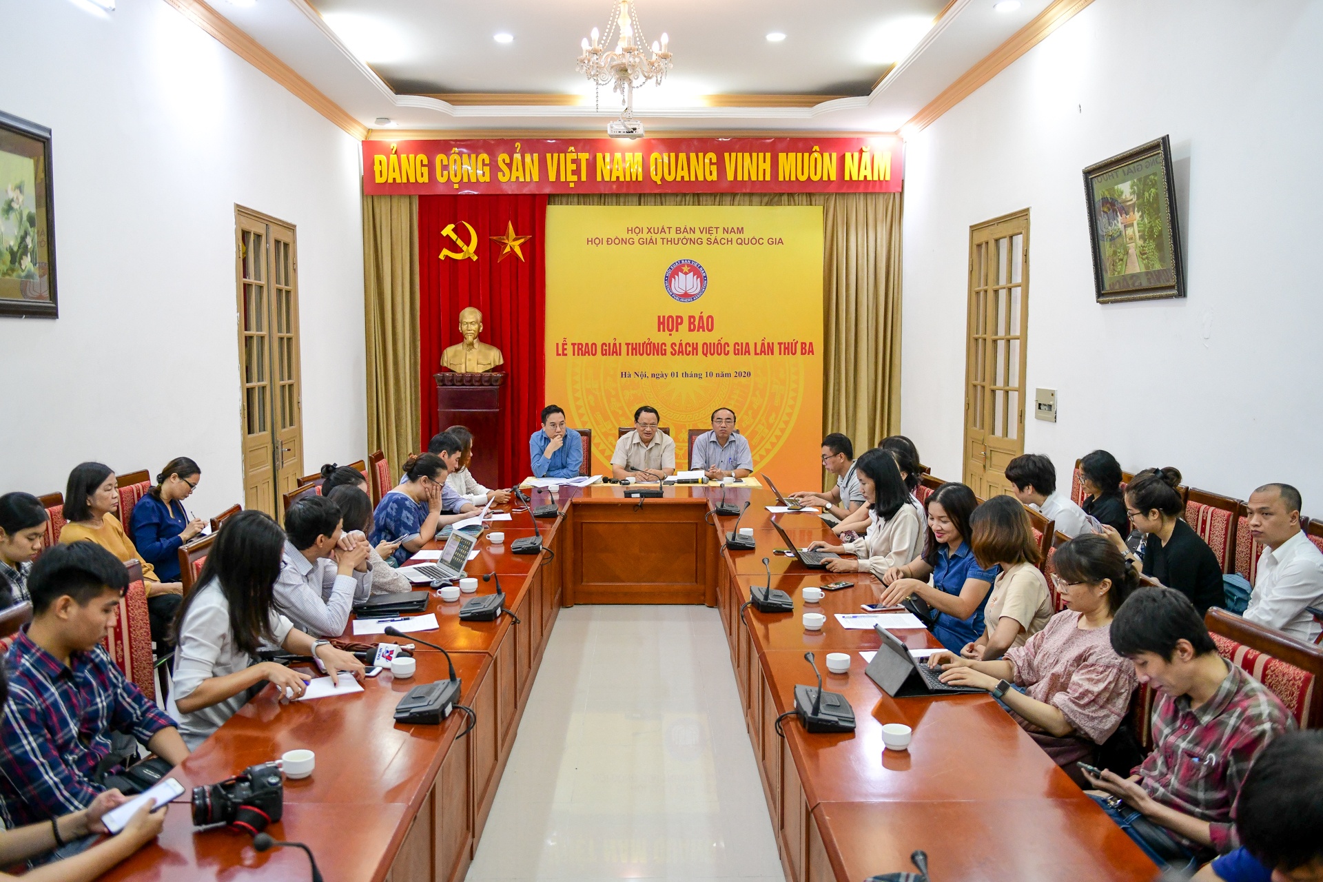 Hop bao Giai thuong Sach Quoc gia anh 1