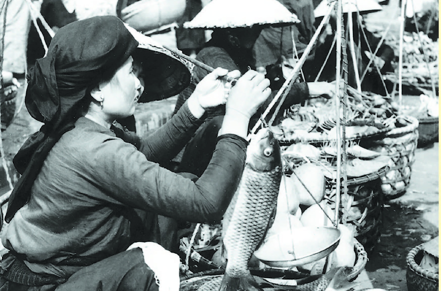 Ganh hang rong va tieng rao tren pho Ha Noi xua hinh anh