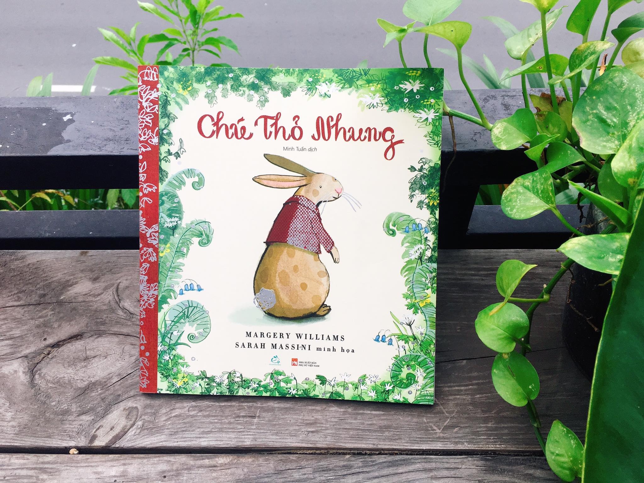 Ban sach gay quy ung ho mien Trung hinh anh