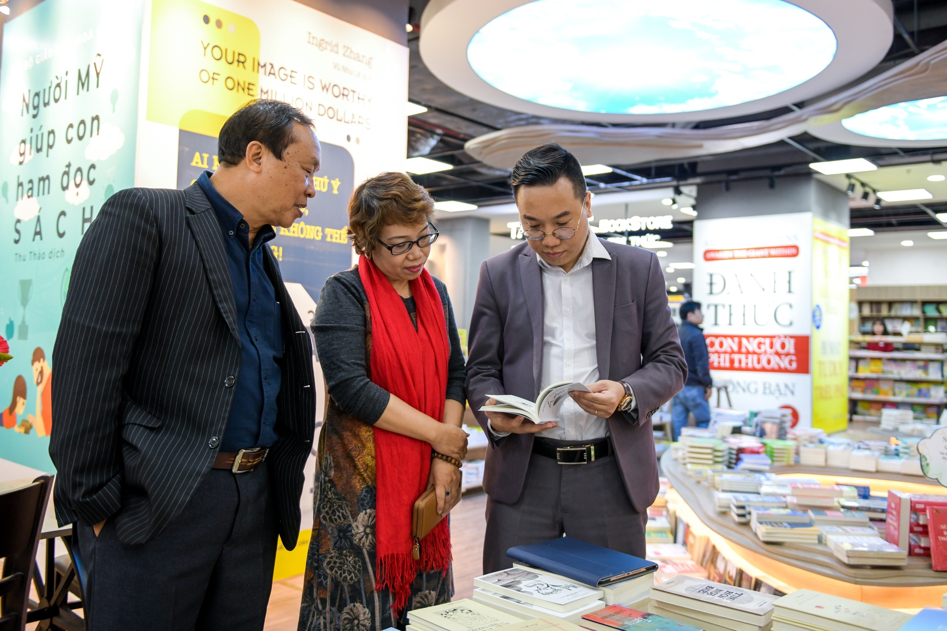 Khai truong to hop nha sach rong 3.000 m2 tai Ha Noi hinh anh