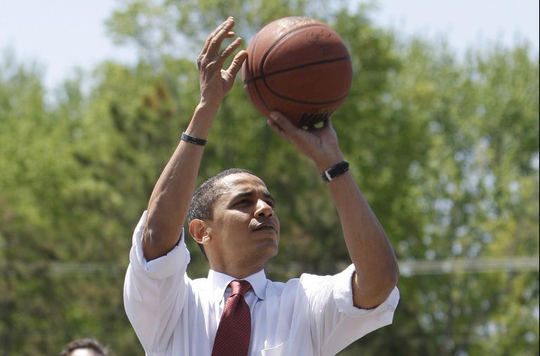 Ong Obama choi bong ro de xoa diu cang thang trong ngay bau cu hinh anh