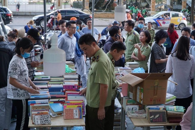 Thu giu nhieu sach gia tai Ha Noi hinh anh