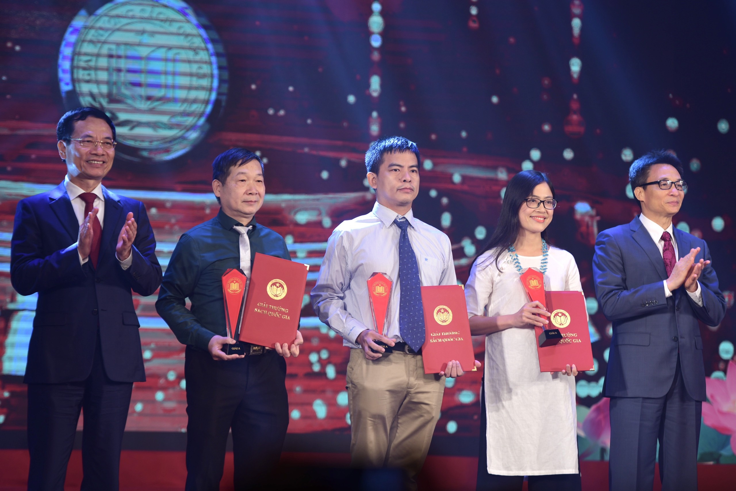 Giai thuong Sach Quoc gia anh 3