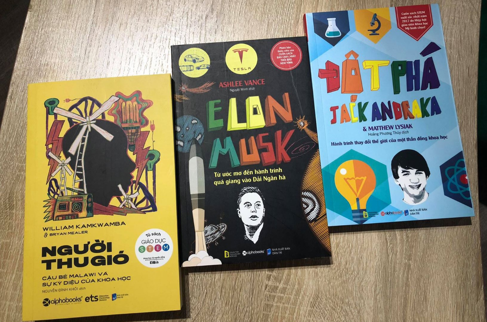 Khoi goi niem dam me khoa hoc bang sach STEM hinh anh